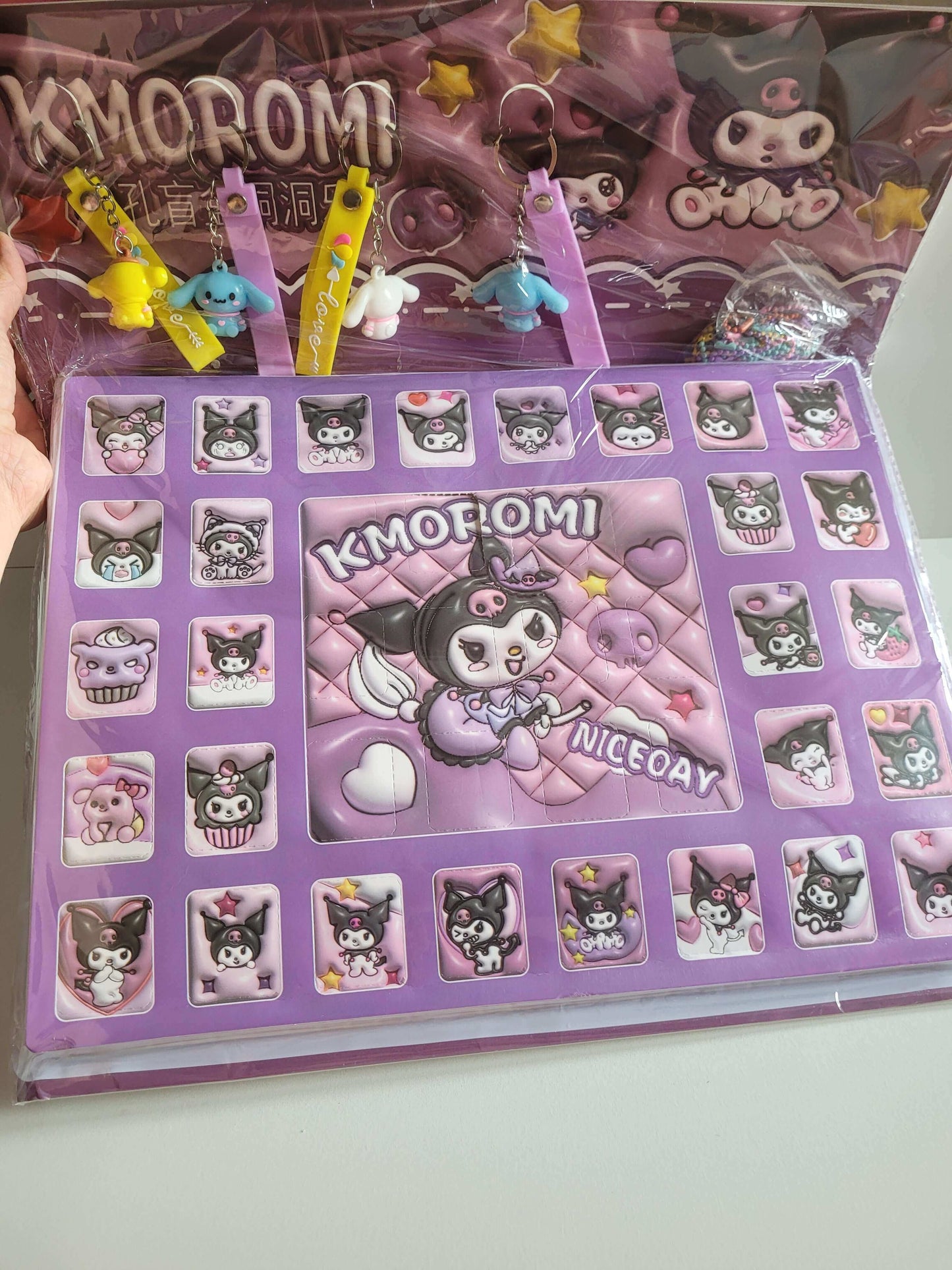 Coffret 40 figurines / Porte clé Licence Hello Kitty