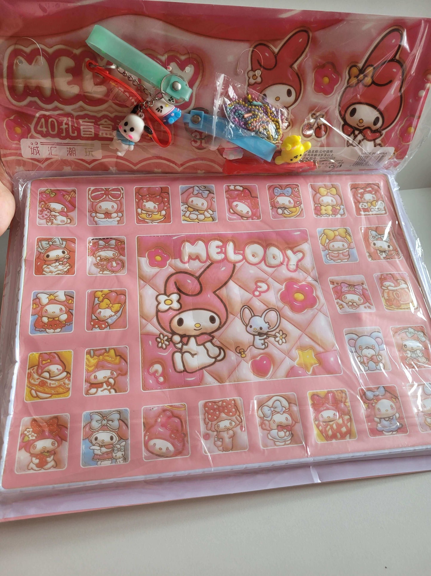 Coffret 40 figurines / Porte clé Licence Hello Kitty